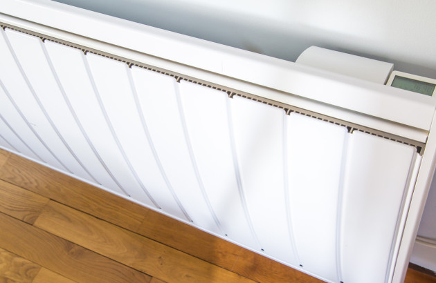 Radiateur électrique blanc installé contre un mur