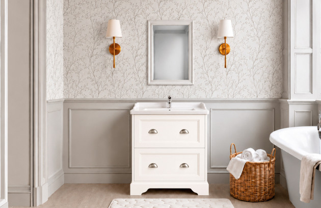 Meuble de salle de bains compact blanc au style classique dans une salle de bains