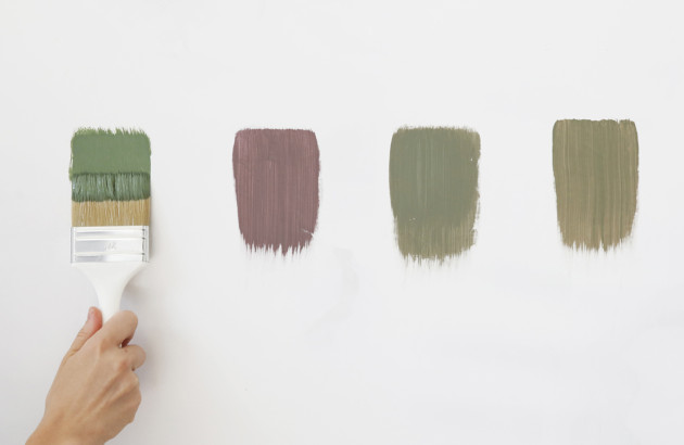 Test de couleurs peinture sur mur avec échantillons pour choisir la teinte en salle de bains.