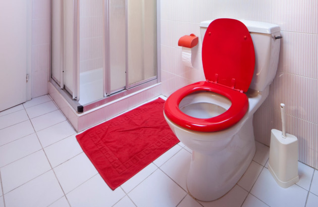 WC rouges dans une petite salle de bains