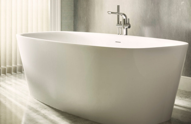 Baignoire ilot blanche au milieu d'une salle de bains