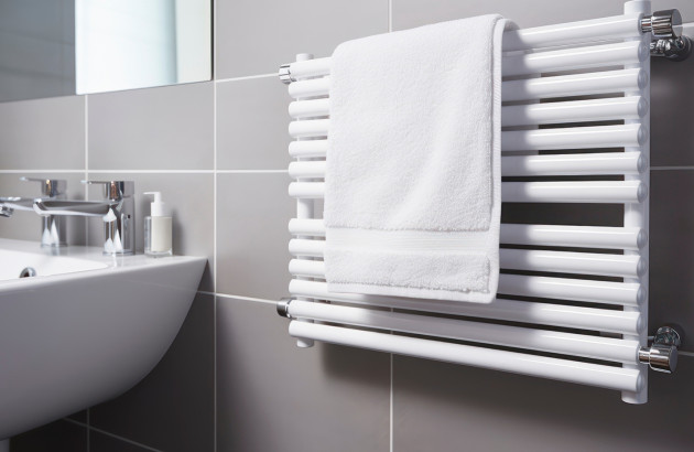 Radiateur sèche serviette blanc dans une salle de bains