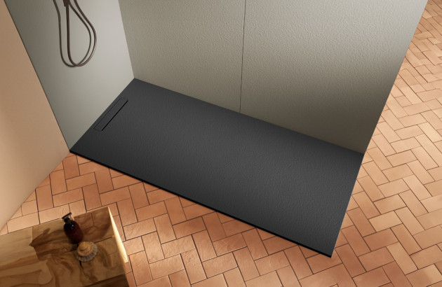 Receveur de douche noir texturé avec évacuation linéaire dans salle de bains design