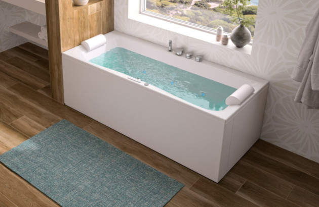 Baignoire rectangulaire balnéo avec appuie-têtes intégrés et système d'hydromassage.