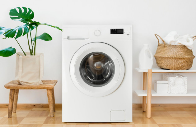 Machine à laver dans une pièce avec des meubles 