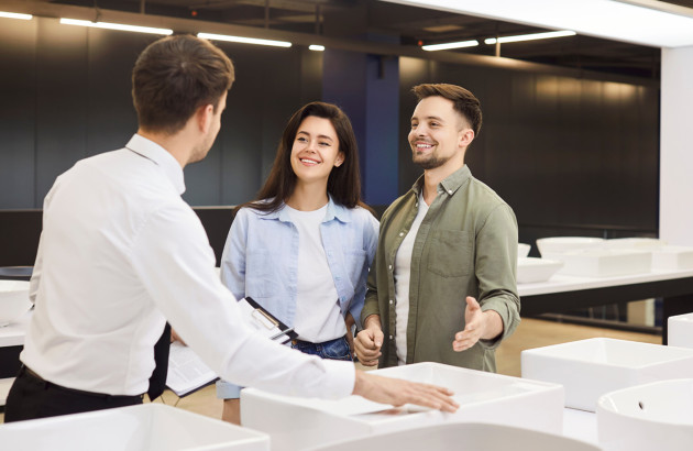Couple qui se fait conseiller dans un magasin Espace Aubade