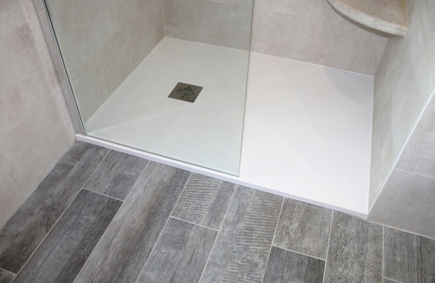 Receveur de douche extra plat blanc adapté pour une douche italienne