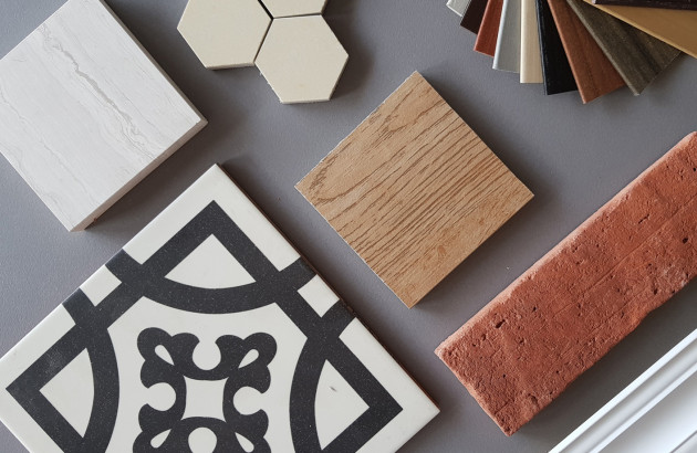 Carreaux de carrelage et découpes de différents matériaux