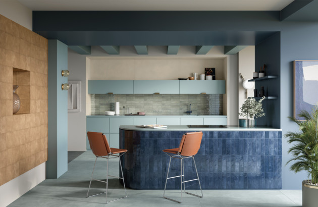 Cuisine design avec crédence et îlot central en carrelage sur mesure aux finitions élégantes