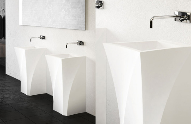 Trois vasques totem en céramique installées dans une salle de bains