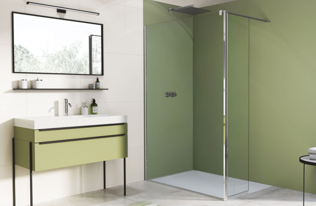 Salle de bains design avec douche à l’italienne et meuble vert contemporain