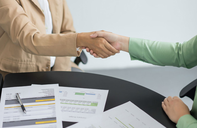 Personnes qui se mettent d'accord sur la signature d'un contrat, poignée de main
