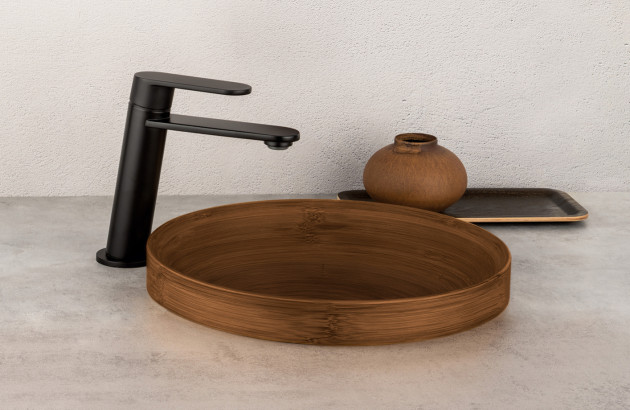 Vasque ronde en bois avec robinet noir mat dans une ambiance naturelle
