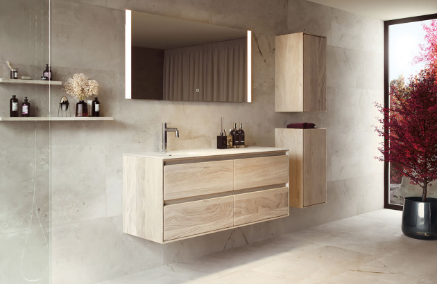 Salle de bains élégante avec meuble vasque suspendu effet bois clair, rangements muraux et grand miroir éclairé.