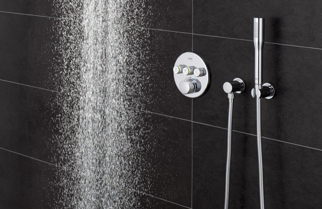 flexible de douche inox sur une robinetterie de douche encastrée