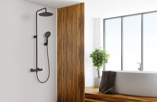 colonne de douche avec mitigeur dans salle de bain zen