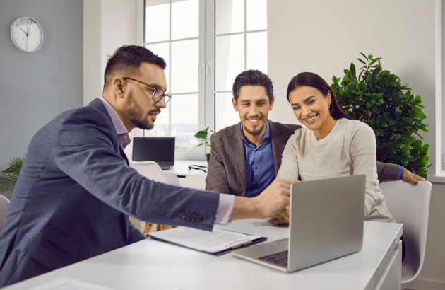 Conseiller qui aide un couple à faire le choix d'un bon routeur solaire