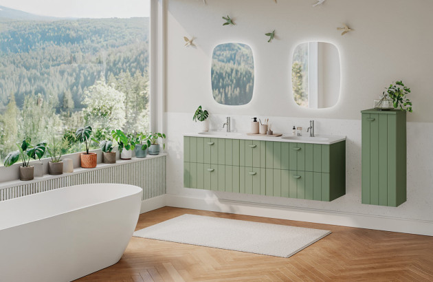 Meuble double vasque vert suspendu avec nombreux rangements dans une salle de bains lumineuse et végétalisée.