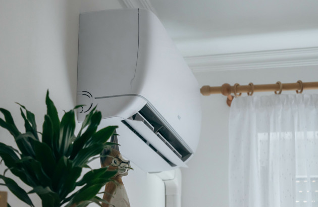Unité intérieure de climatisation installée dans une pièce lumineuse avec décoration moderne.