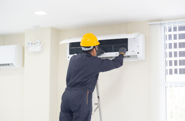 Maintenance d’un système de climatisation par un professionnel