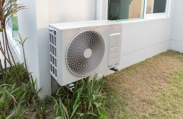 Climatisation extérieure avec plantes