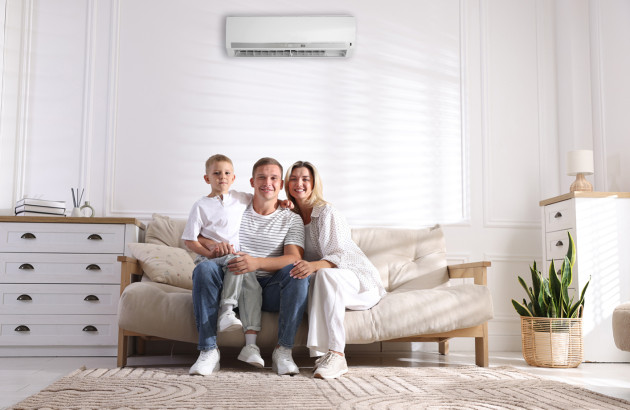 Famille installée dans un salon climatisé profitant d’un confort thermique en toute saison.