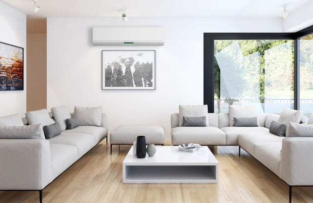Salon contemporain avec climatisation split murale installée au-dessus d’un canapé et décoration moderne colorée.