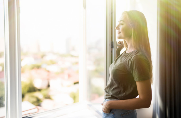 Femme qui prend l'air par la fenetre