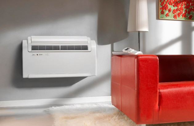 Climatiseur monobloc mural dans un salon contemporain