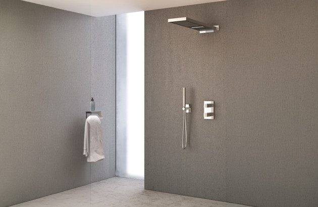 Salle de bains moderne avec colonne de douche cascade murale au design minimaliste et finition chromée