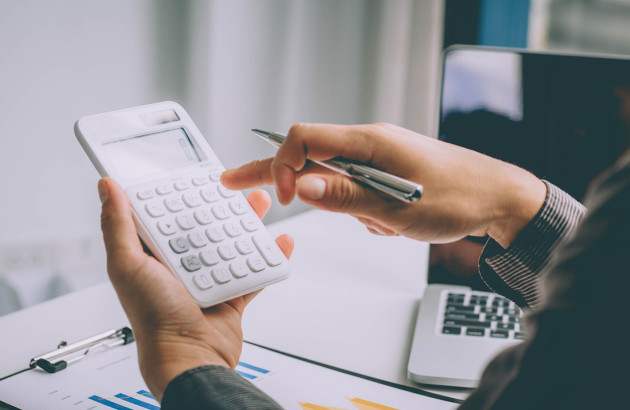 Femme qui utilise une calculatrice