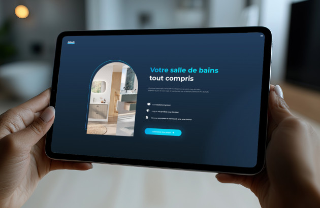 Tablette affichant un configurateur de salle de bains pour estimer et personnaliser un projet de rénovation.