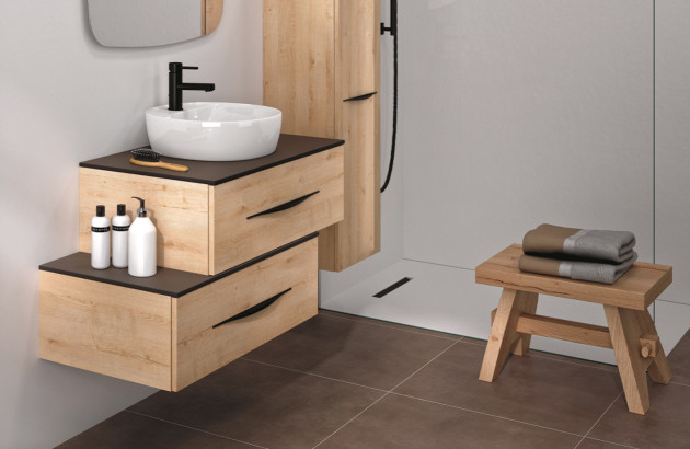 Salle de bains optimisée avec douche, meuble vasque
