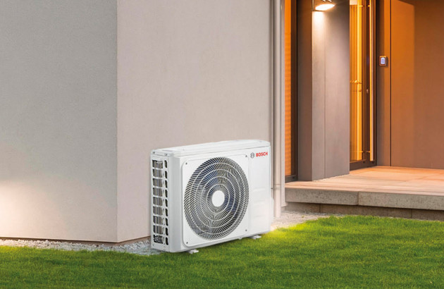 Unité extérieure de climatisation fixée sur un mur.