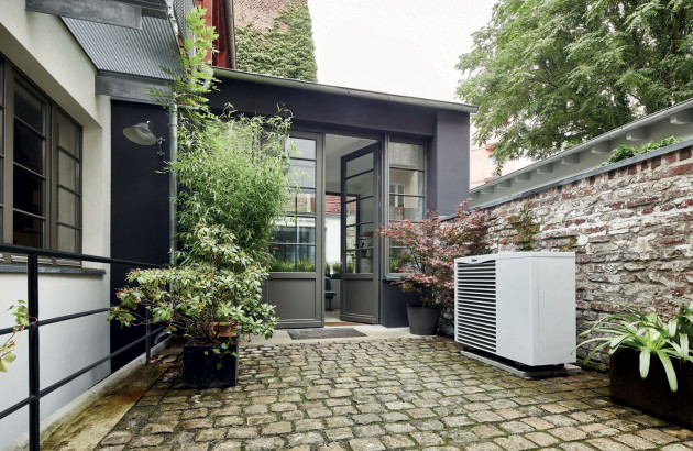 Pompe à chaleur à l'extérieur d'une maison