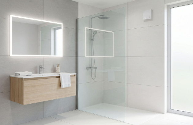 Salle de bains contemporaine avec extracteur mural discret, douche à l’italienne et meuble suspendu.