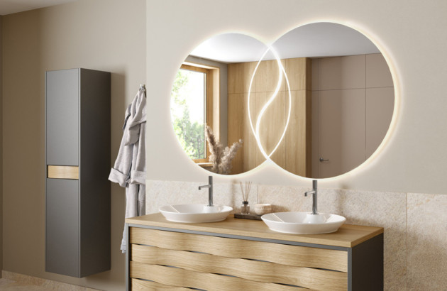 Deux miroirs ronds LED rétroéclairés dans une salle de bain dorée 