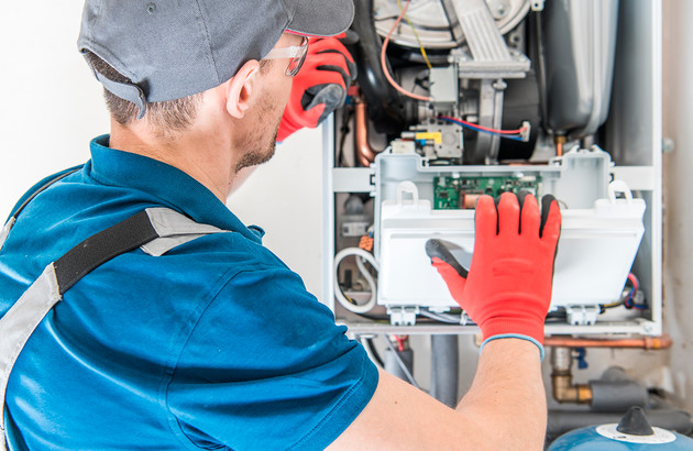 Artisan travaillant sur un radiateur à gaz