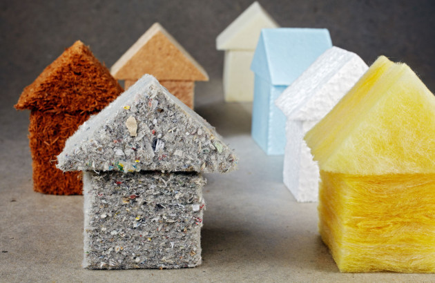 Différents matériaux isolants sous forme de petites maisons