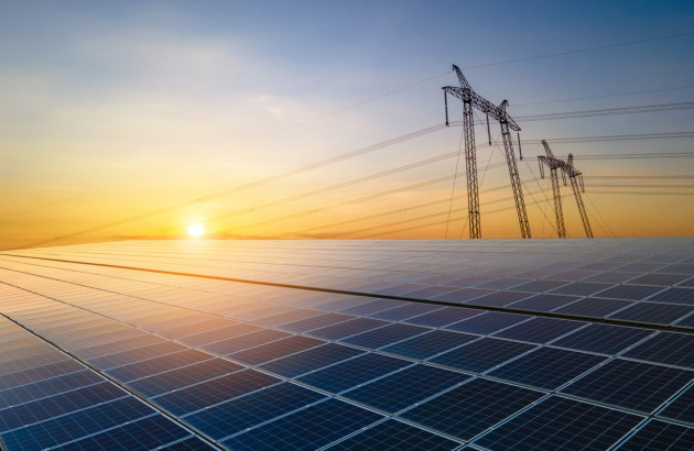 Grande installation de panneaux solaires au sol