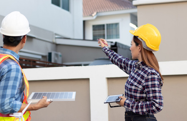 Techniciens analysant un projet d’installation solaire résidentielle