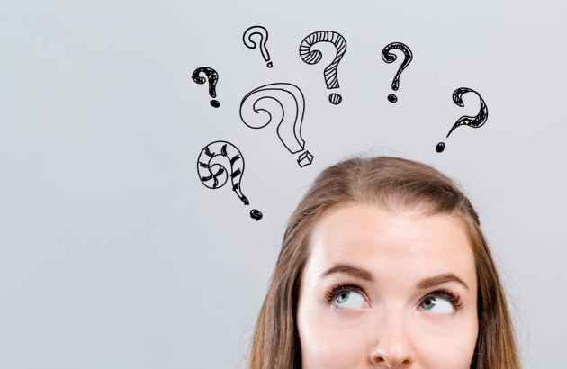 Femme qui se pose des questions