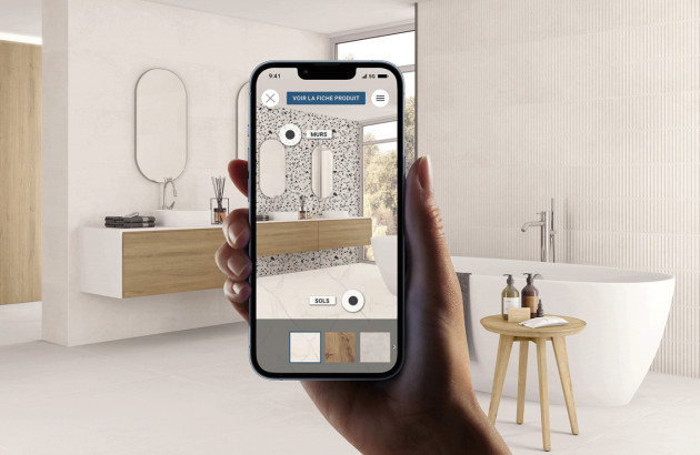 Personne qui visualise son carrelage mural avec le simulateur carrelage Espace Aubade