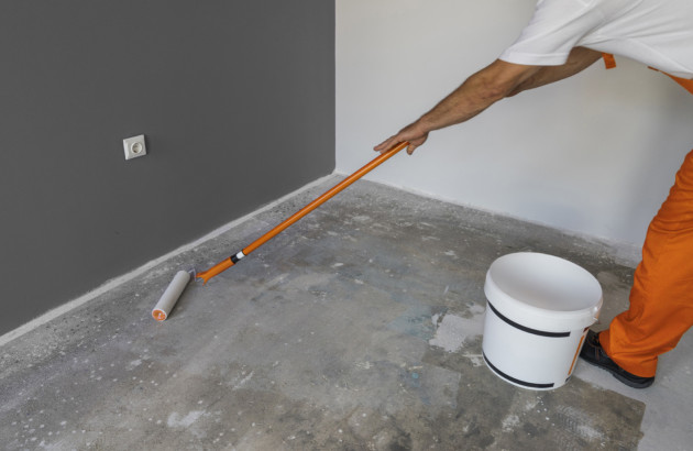 Pose d'une sous couche liquide avant pose d'un nouveau revêtement.