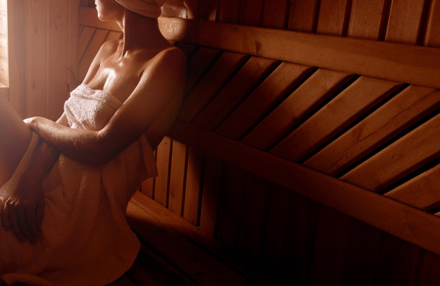 Femme qui profite de la chaleur d'un hammam