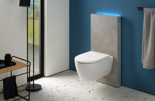 WC suspendu blanc avec habillage mural effet pierre dans un espace contemporain aux touches de bleu.