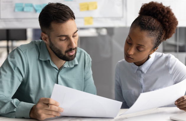 Jeune couple qui compare des devis