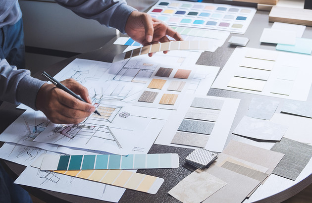 Personne définissant la couleur et le matériau idéal