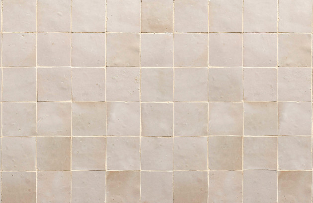 Nombreux petits carreaux de carrelage posés avec des espaces