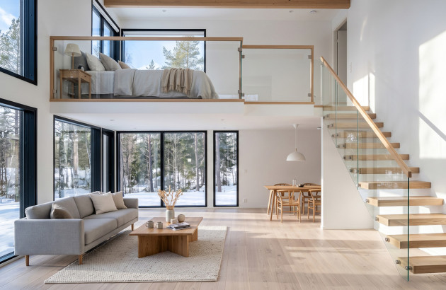Maison contemporaine avec de grandes baies vitrées et des volumes ouverts à prendre en compte pour dimensionner le chauffage.